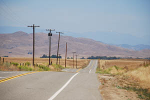 Une route dans la région de Fresno. Au fond, la Sierra Nevada.