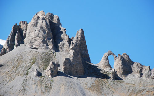 Aiguille percée.